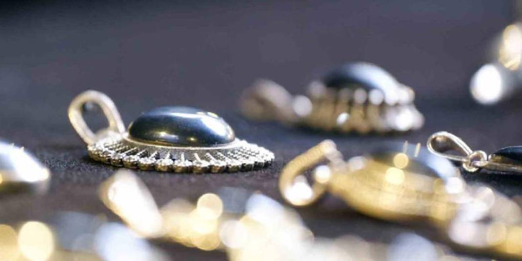 Yer altında çıkıyor, havayla temasta sertleşiyor: Bin bir emekle işleniyor 5